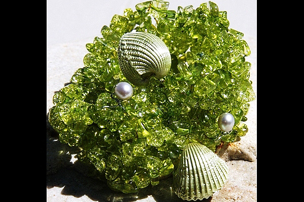 Green Quartz Crystal Bracelet with Silver Pearls and Pearlescent Shells