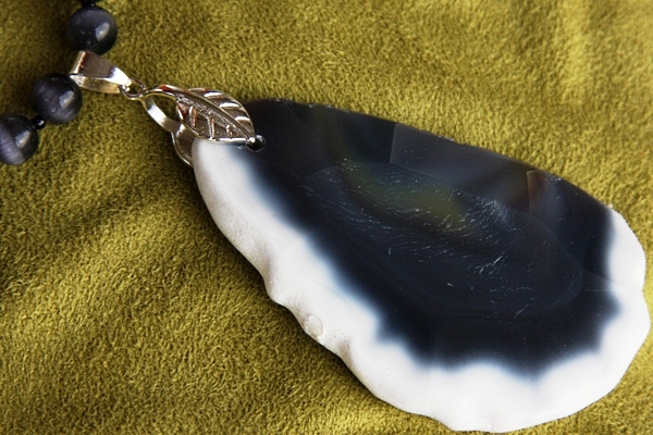 Faceted Gray and White Agate with Cat`s Eye Gemstone Necklace